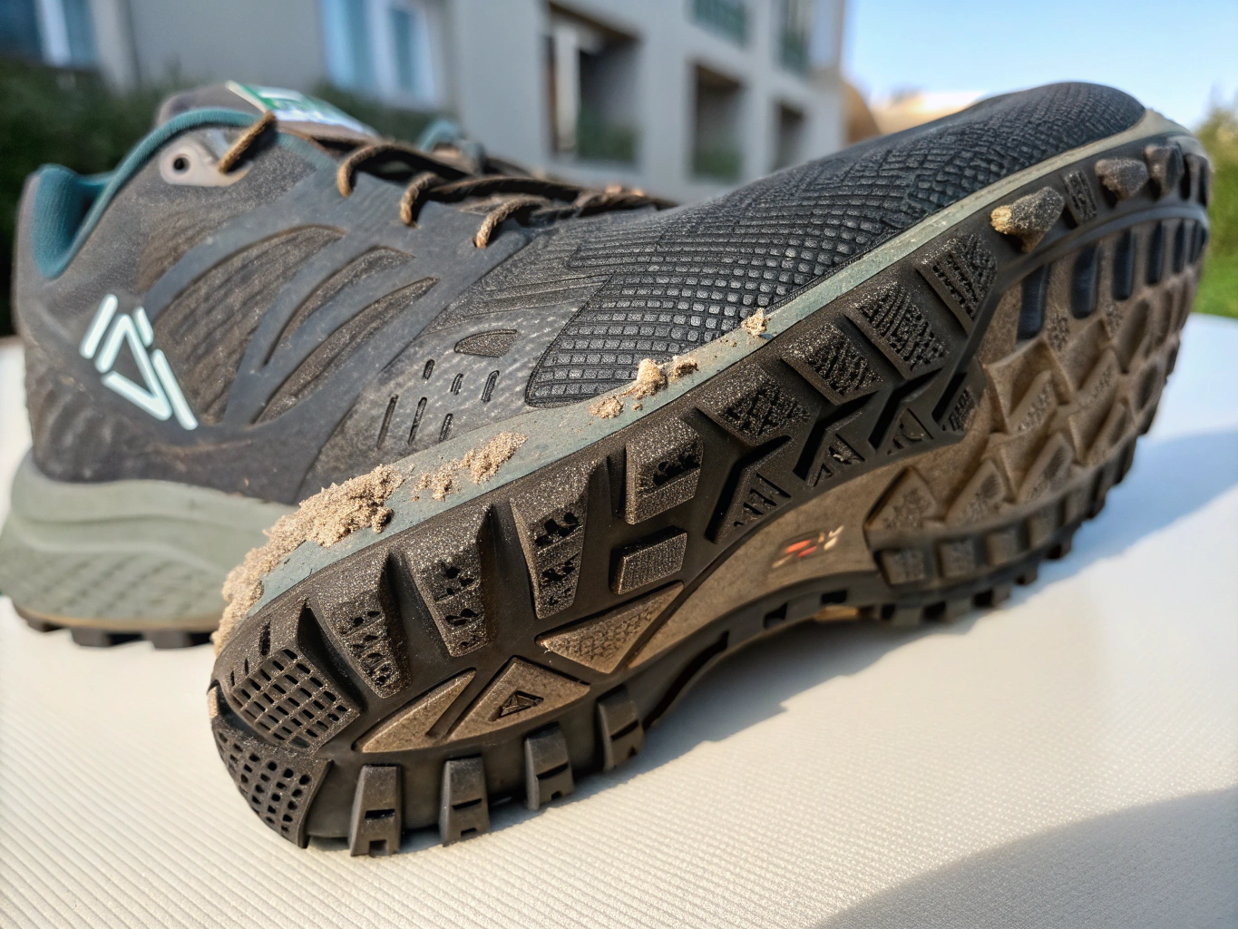 Detalhe de textura de calçado desportivo focado na ação